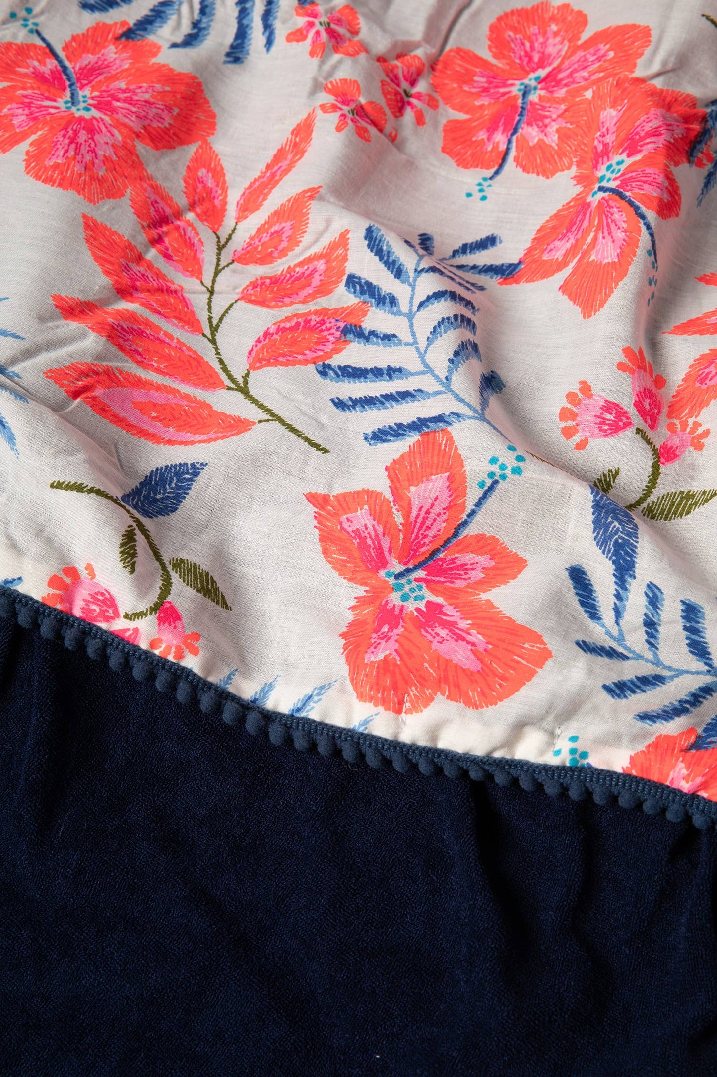 Lanidor Strandtuch "Tropical Vipes" - Tropischer Print in Pink-Rot & Blau
