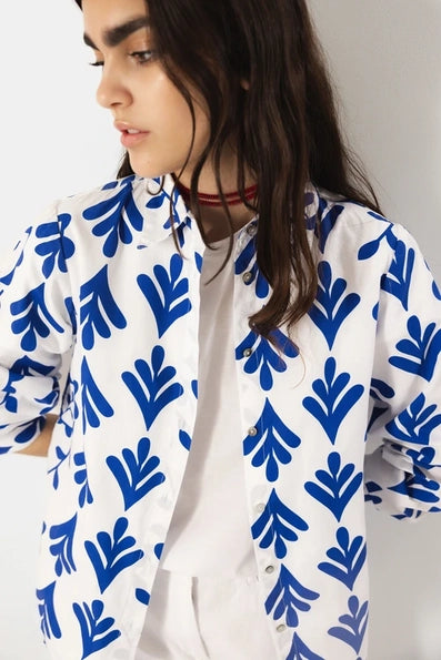 Lanidor Hemd Santorini Spirit - Weiß mit königsblauem Print aus 100% Baumwolle