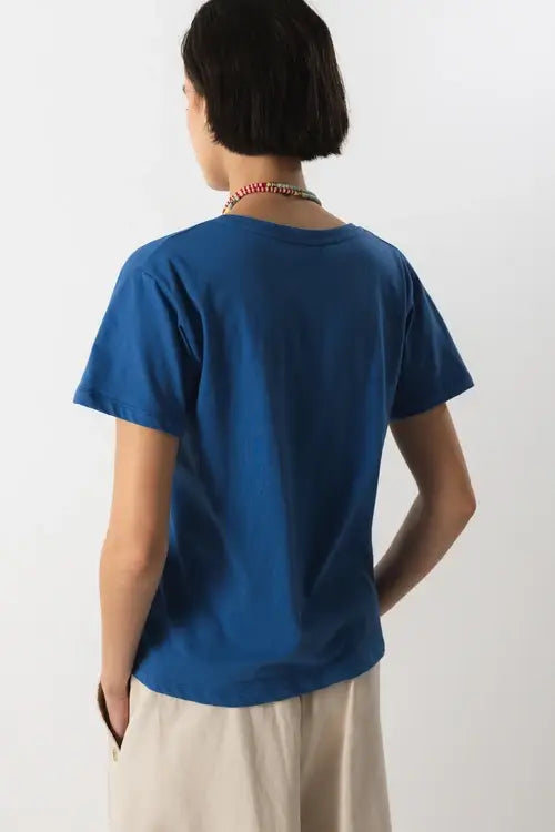 Blaues T-Shirt mit Fahrrad-Stickerei von Lanidor - V-Ausschnitt
