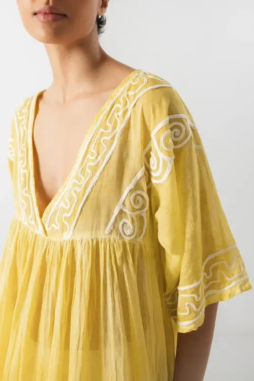 Gelbes Tunika-Kleid aus 100% Baumwolle mit Stickerei - Boho-Sommerlook von Lanidor