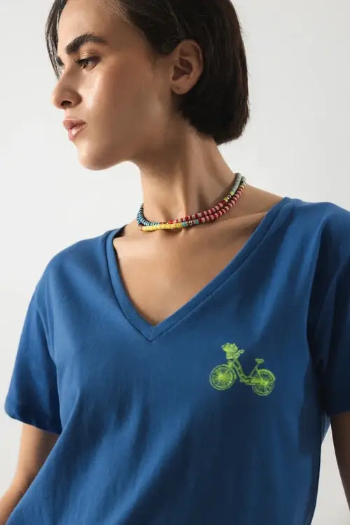 Blaues T-Shirt mit Fahrrad-Stickerei von Lanidor - V-Ausschnitt