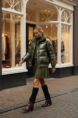 Attrait Steppjacke Khaki x Lulumary Set x Bordeaux Boots x rutschende Kniestrümpfe – Amsterdam candid