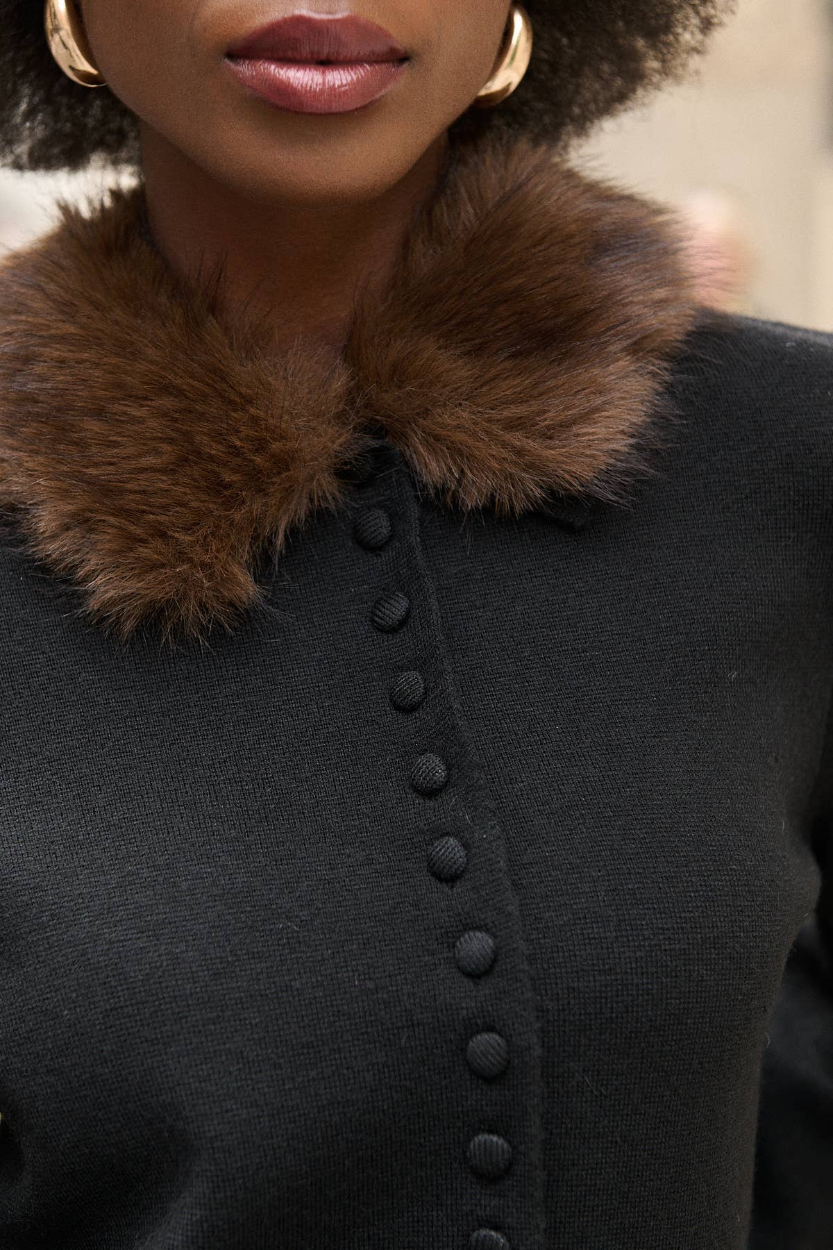 Nathael Paris kurzer Cardigan in Schwarz mit abnehmbarem Fellkragen