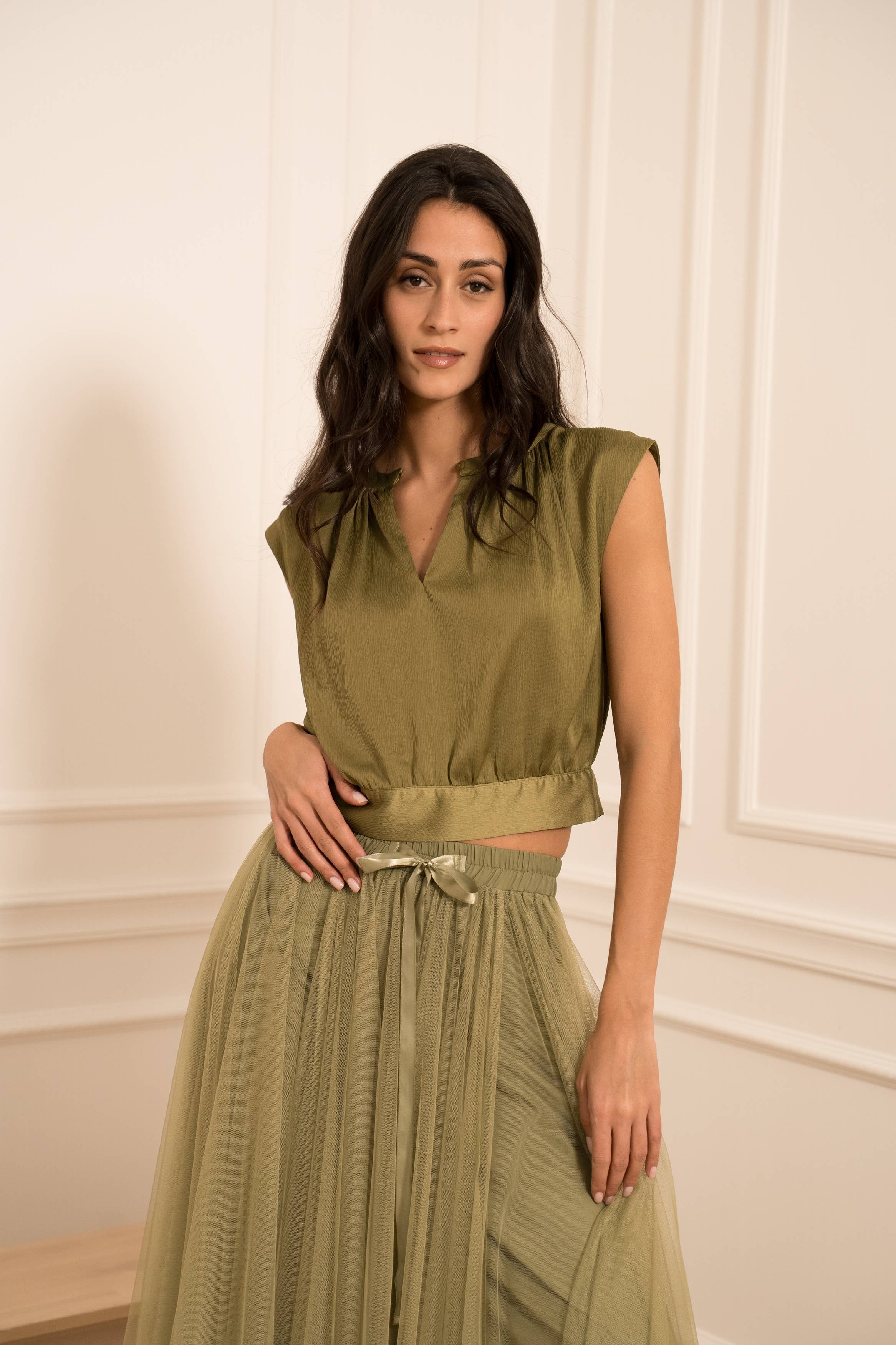Choklate Paris Satin-Top Maguie Olive mit Schleifenverschluss am Rücken