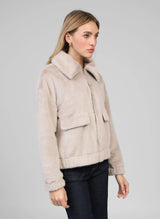 An'ge Paris Jacke Candice - Kunstfelljacke in hellem Taupe - Kurze Jacke mit Reißverschluss
