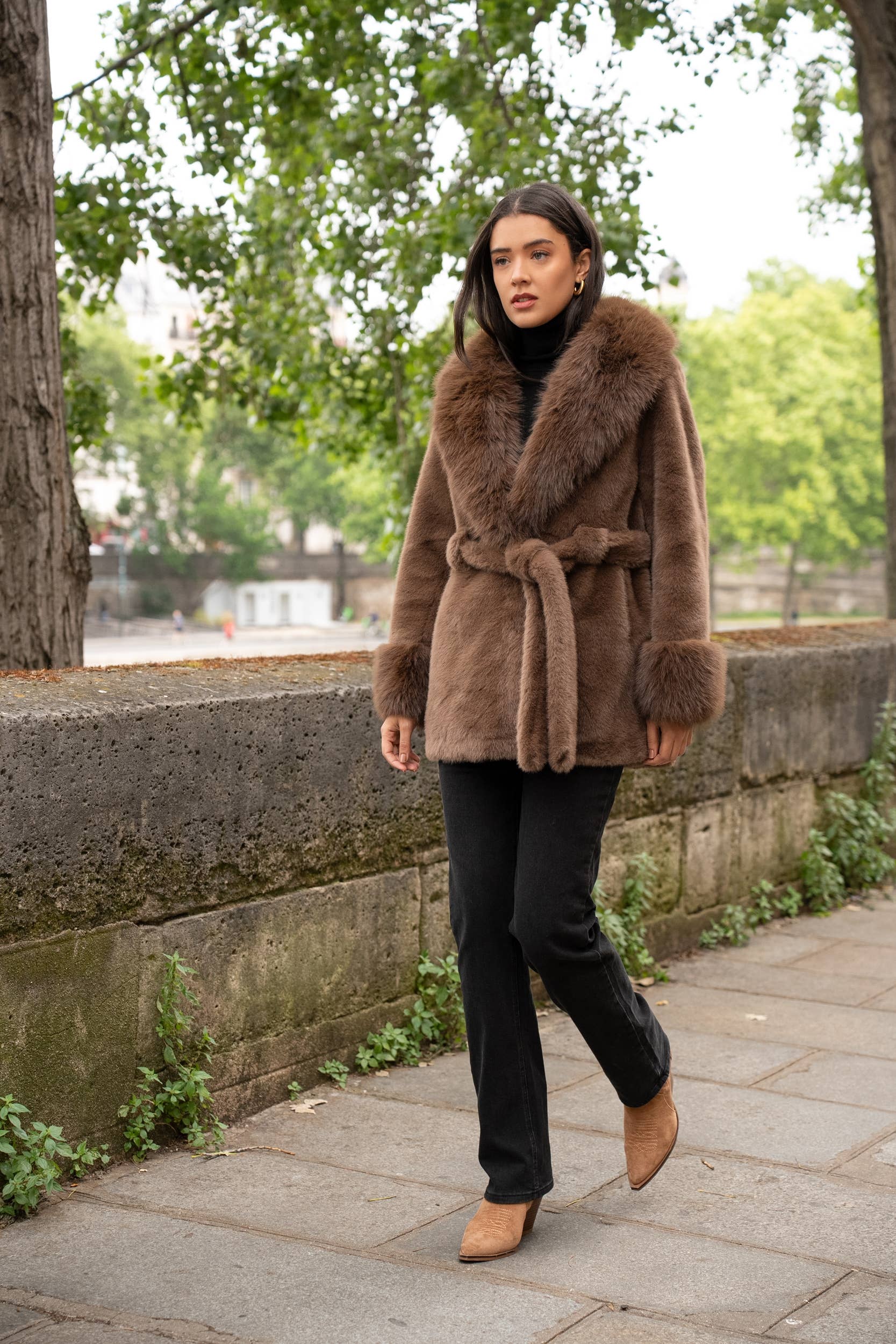 Choklate Paris - Kurzmantel - Fake Fur - mit glamourösem Kragen - Braun