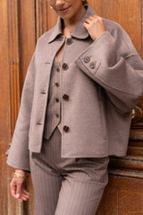 Attentif Paris handgefertigte kurze Wolljacke – Taupe