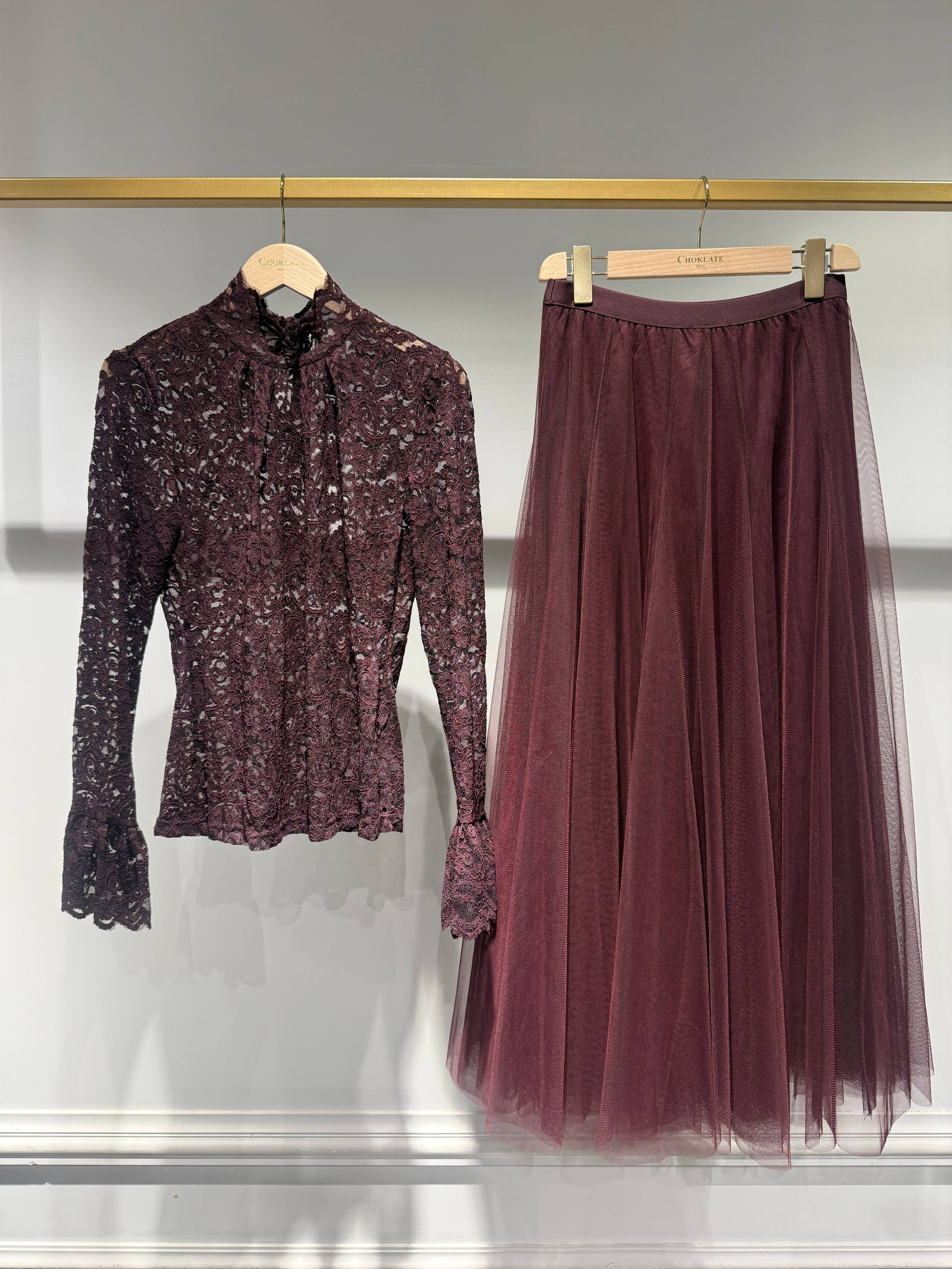 Choklate Paris Spitzenbluse „Caroline“ mit Stehkragen – Prune/Pflaume