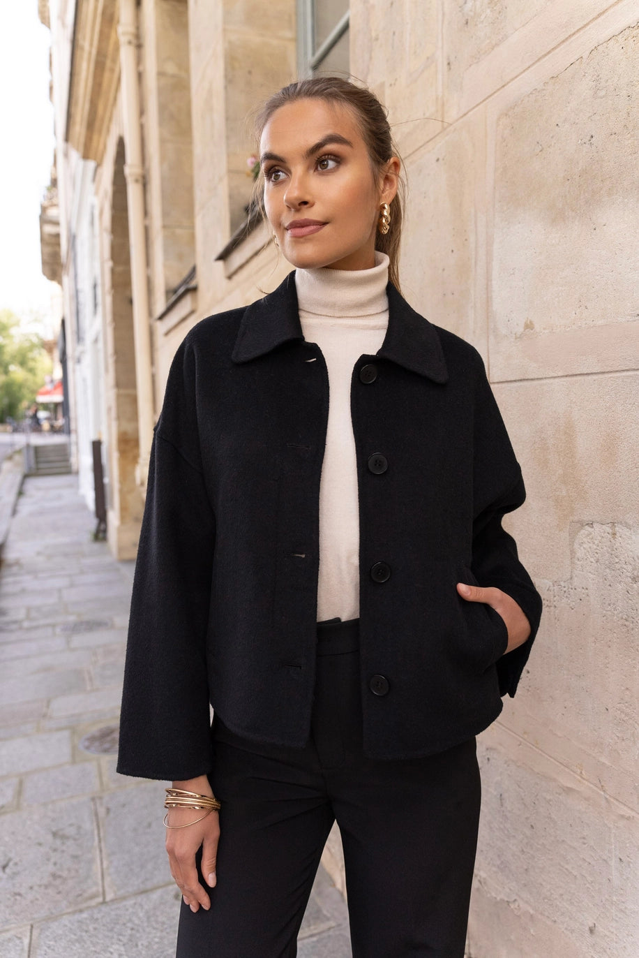 Attentif Paris handgefertigte kurze Wolljacke Schwarz