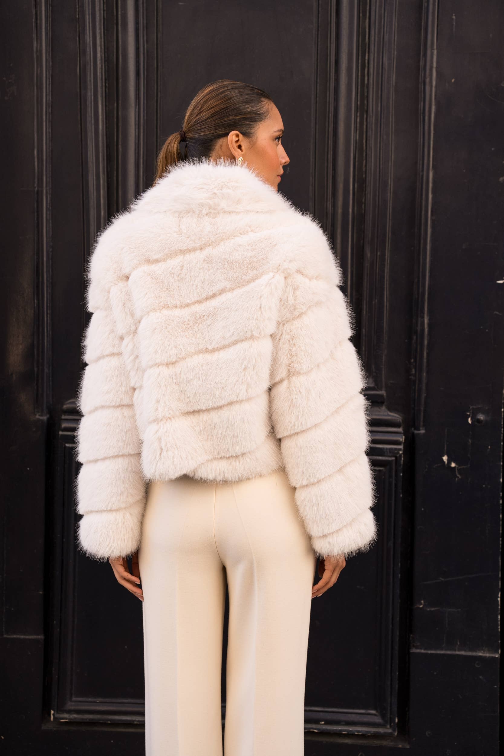 Attentif Paris Kunstfell-Jacke Beige – Langhaarig & schräg gestreift
