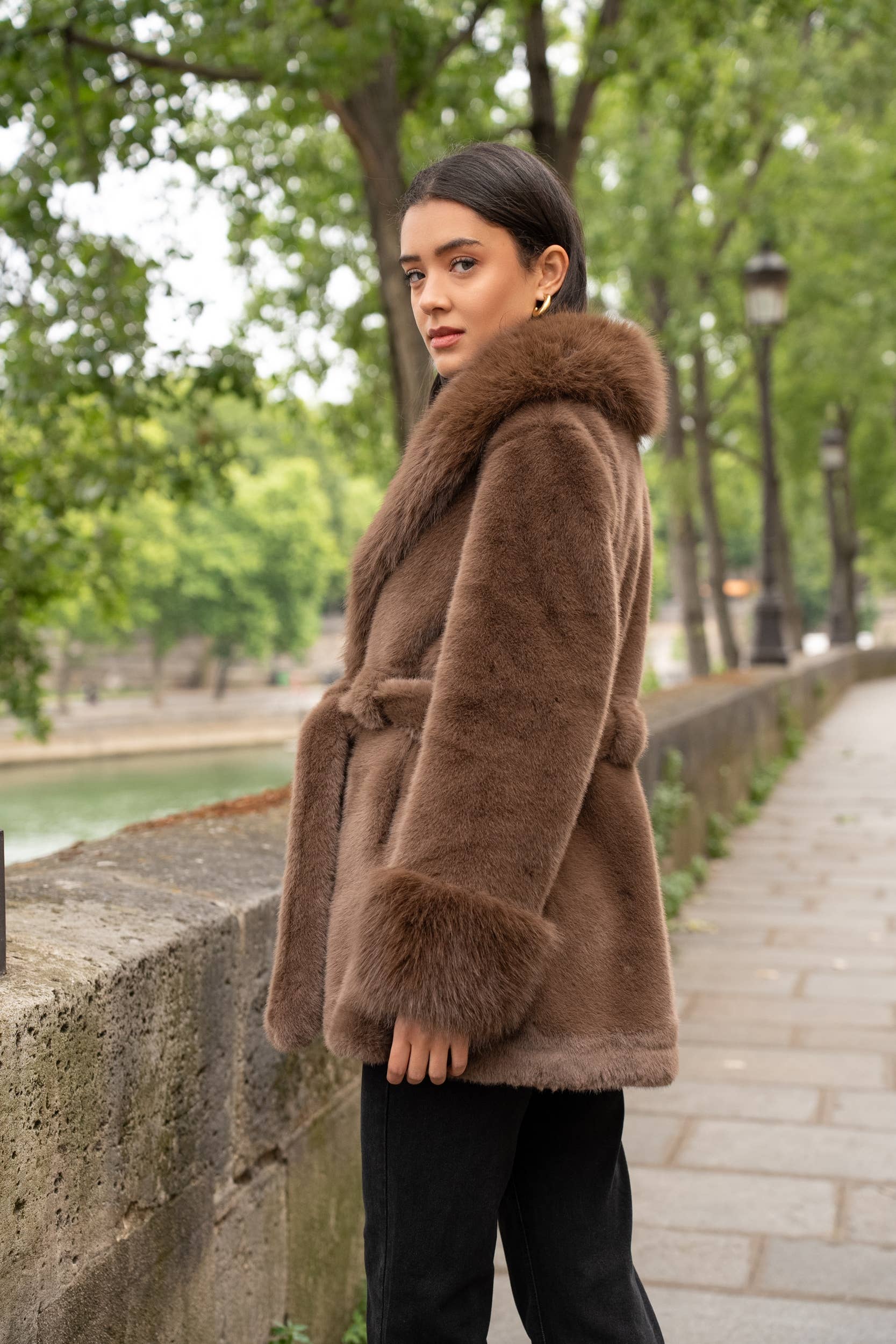 Choklate Paris - Kurzmantel - Fake Fur - mit glamourösem Kragen - Braun