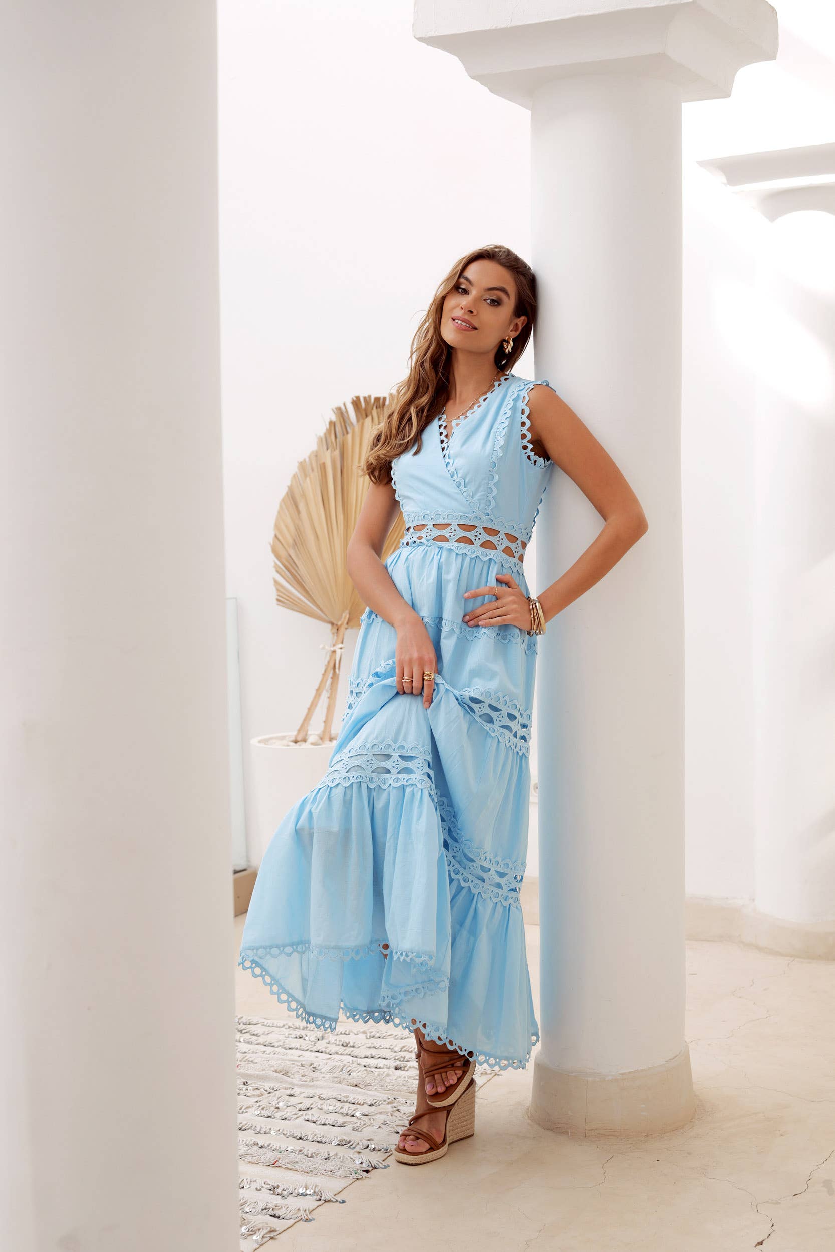 Ellie Maxikleid aus durchbrochener Baumwolle in Himmelblau - Ärmelloses Stufenkleid mit V-Ausschnitt