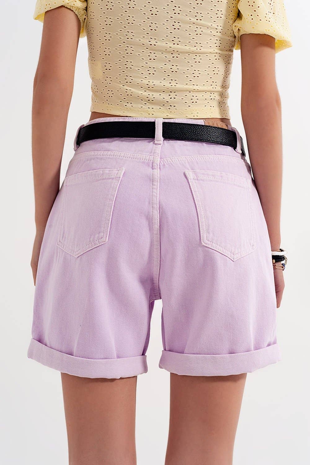 Q2 Denim-Mom-Shorts in Lila Violett | Hohe Taille & Mom-Fit | Coloured Denim