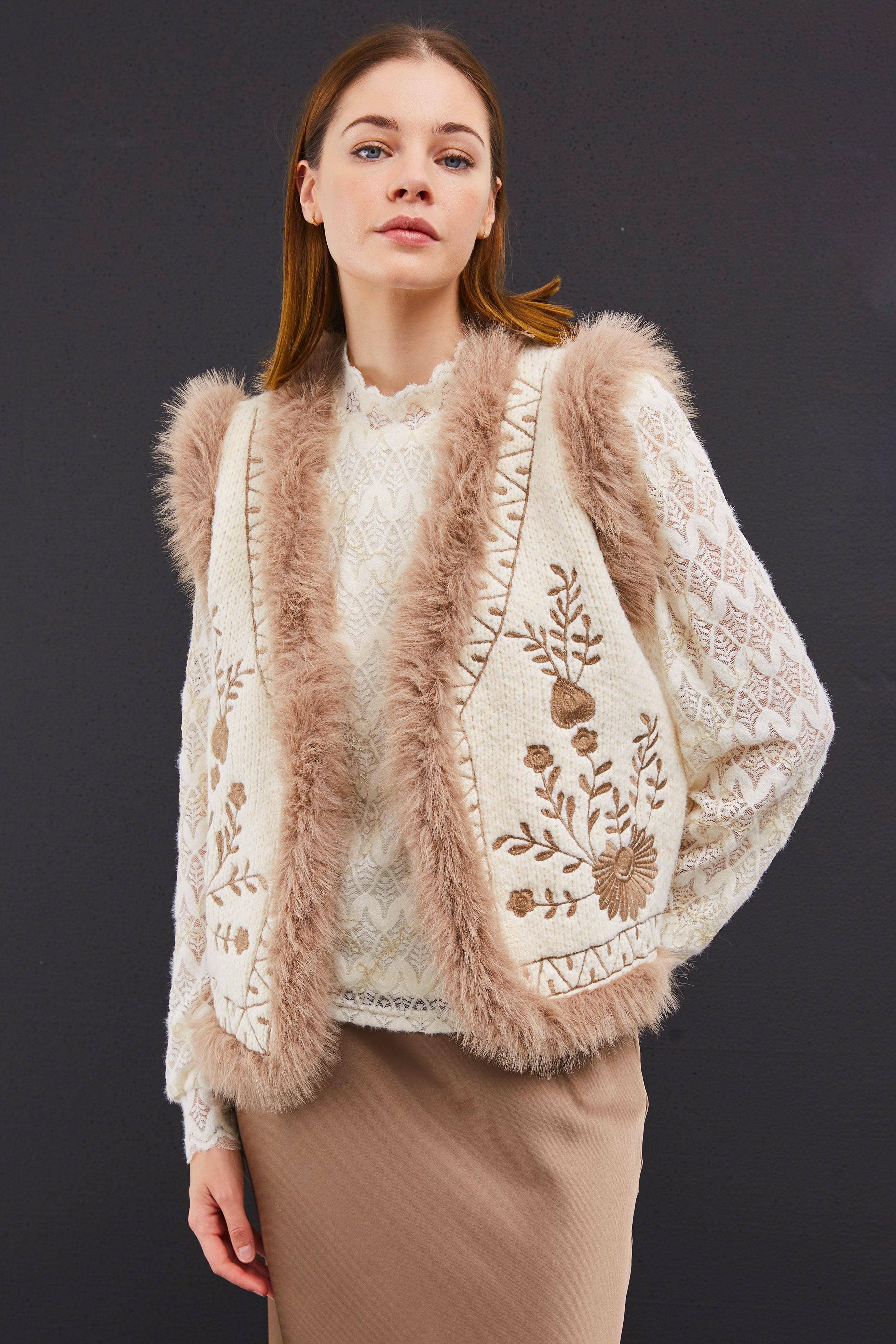 Elli White - Weste in Beige mit camel-farbenem Kunspelz - edle Strickweste mit Stickerei