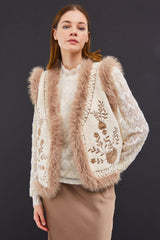 Elli White - Weste in Beige mit camel-farbenem Kunspelz - edle Strickweste mit Stickerei