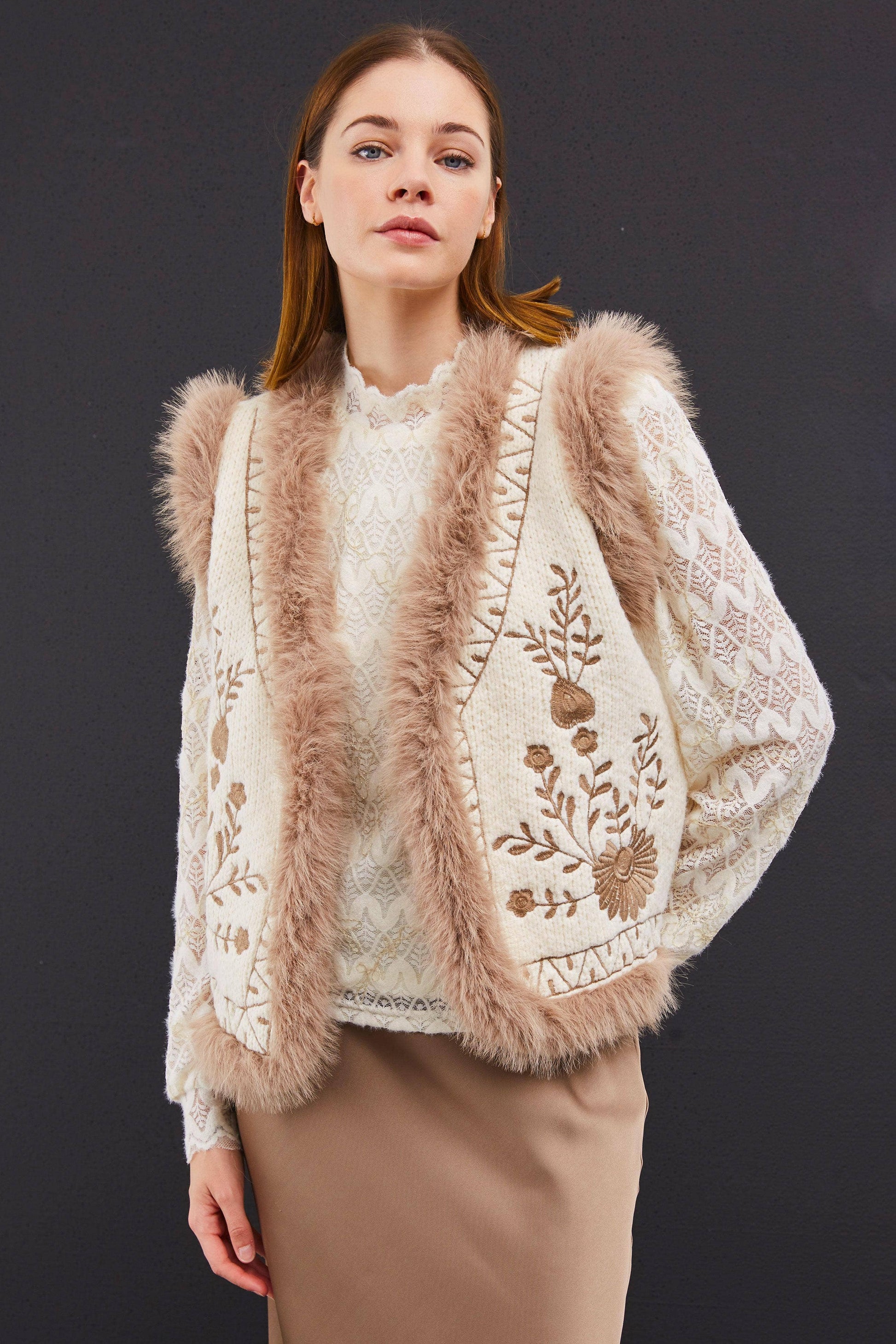 Elli White - Weste in Beige mit camel-farbenem Kunspelz - edle Strickweste mit Stickerei