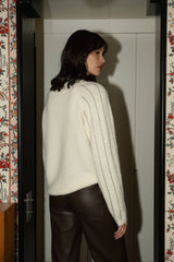 Lulumary Weicher Strickpullover mit silbernem Perlenbesatz in Beige