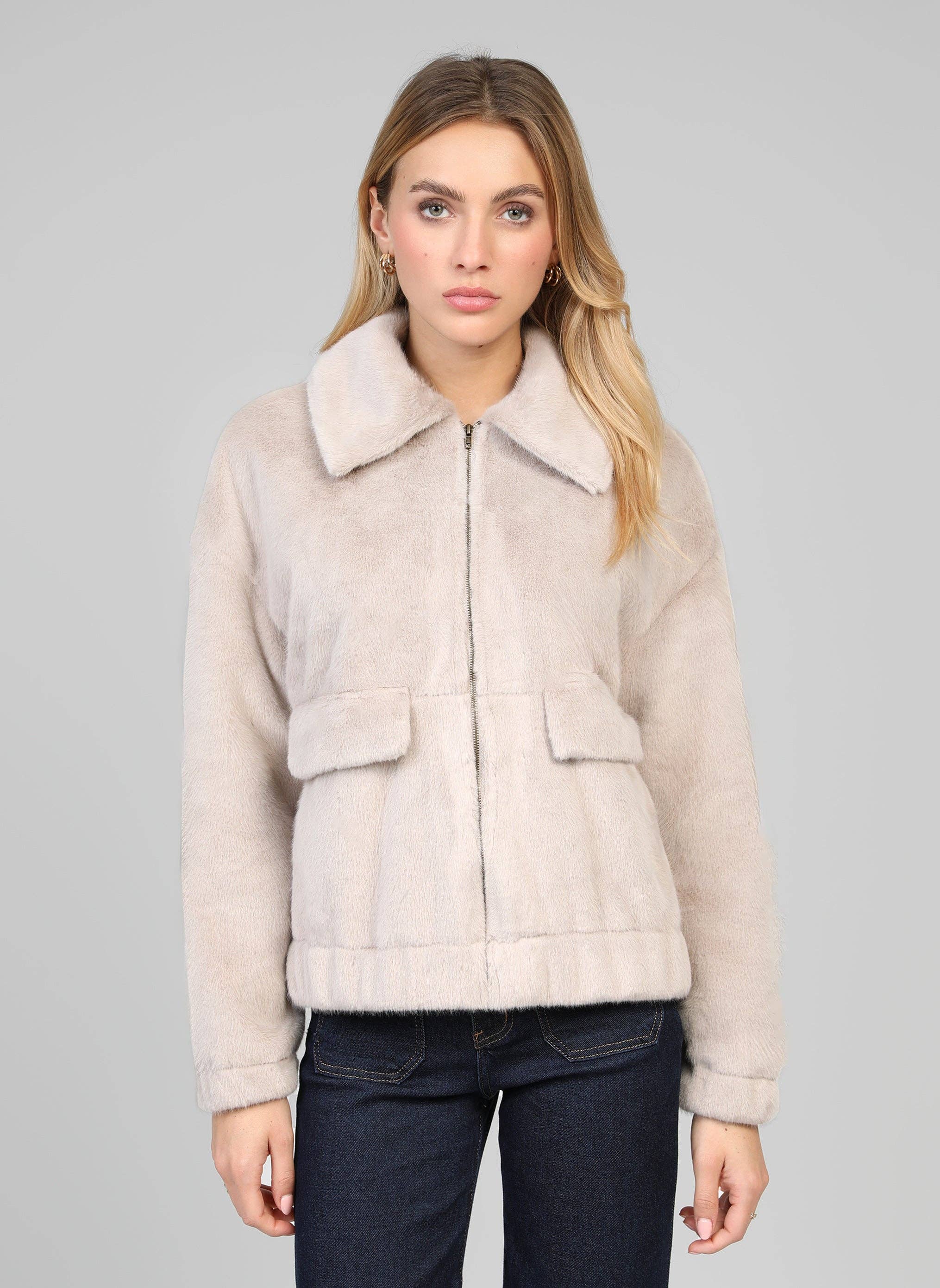 An'ge Paris Jacke Candice - Kunstfelljacke in hellem Taupe - Kurze Jacke mit Reißverschluss