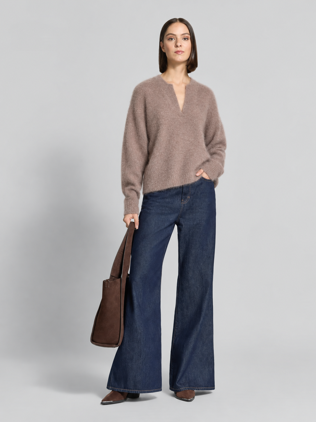 TAMBA Flauschiger Angora-Strickpullover mit V-Ausschnitt in Shipwreck-Taupe – lockere Passform