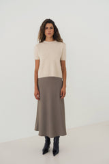 Lulumary Weicher Kurzarm-Pullover mit seitlichen Knöpfen in Beige – gerader Schnitt