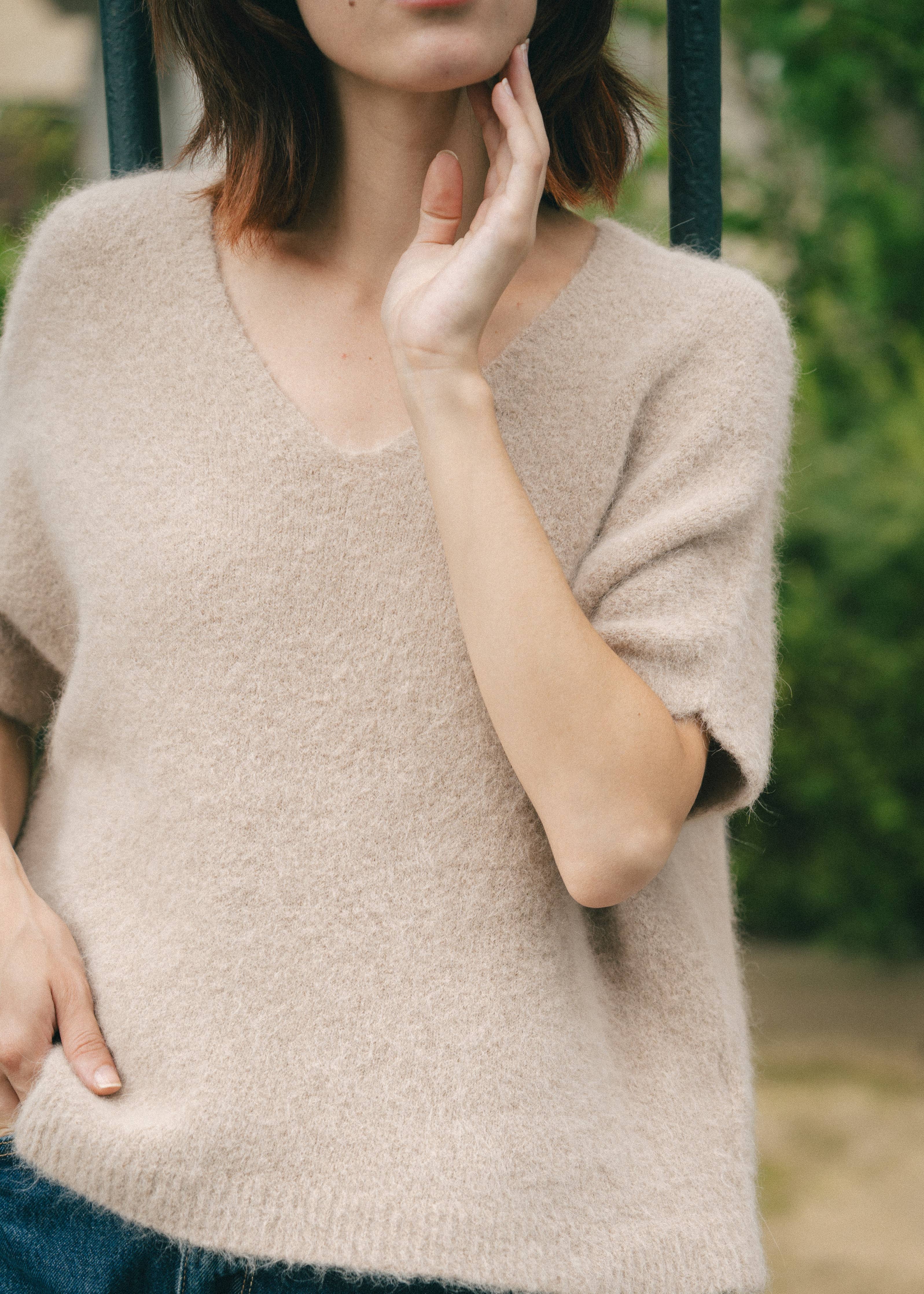 Julia Paris - Pullover aus Baby-Alpaka-Mix mit V-Ausschnitt in Beige - Kurzarm-Pullover