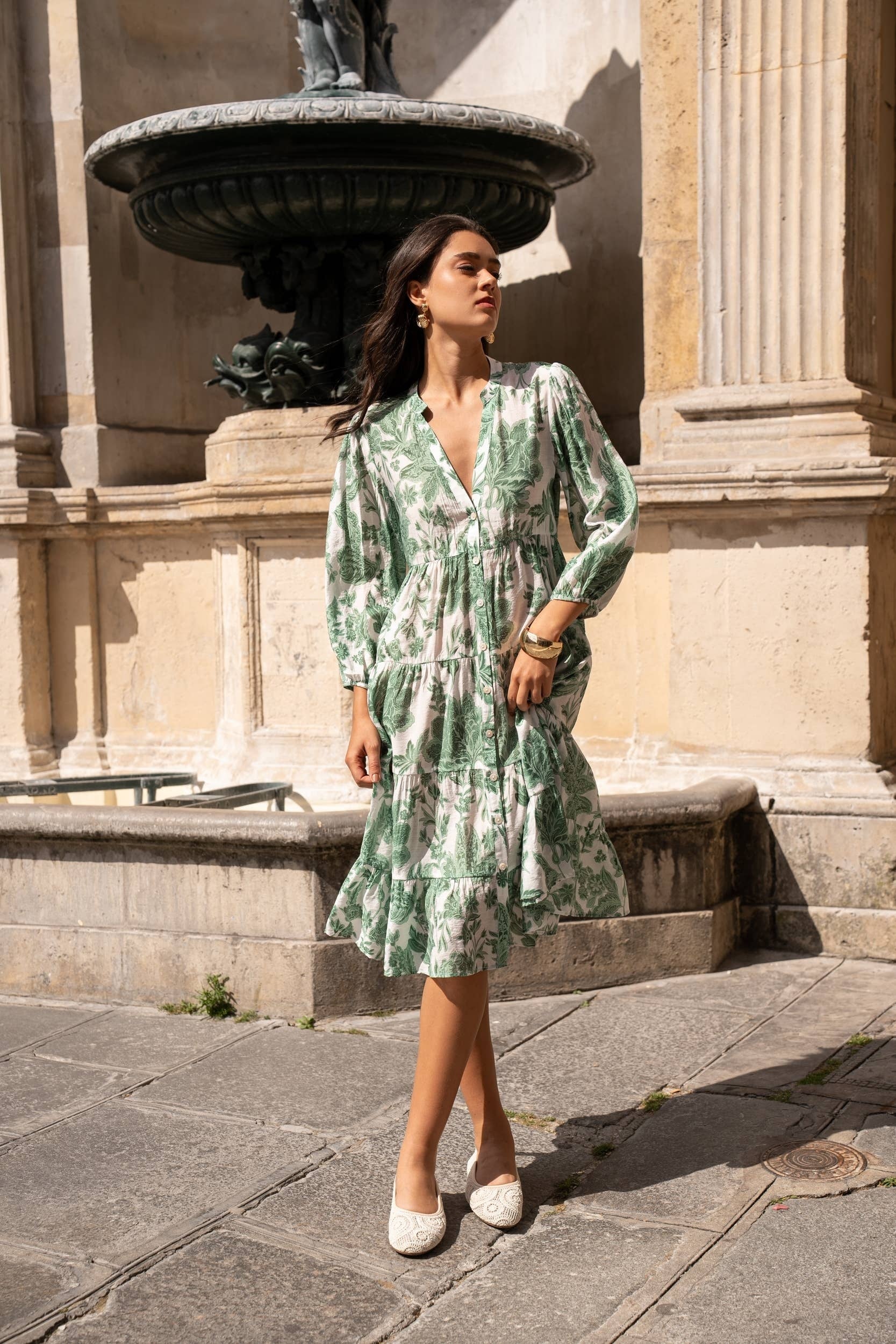 Choklate Paris Sienna Stufenkleid in Midilänge Florales Hibiskusmuster Grün-Weiß - Boho-Stil