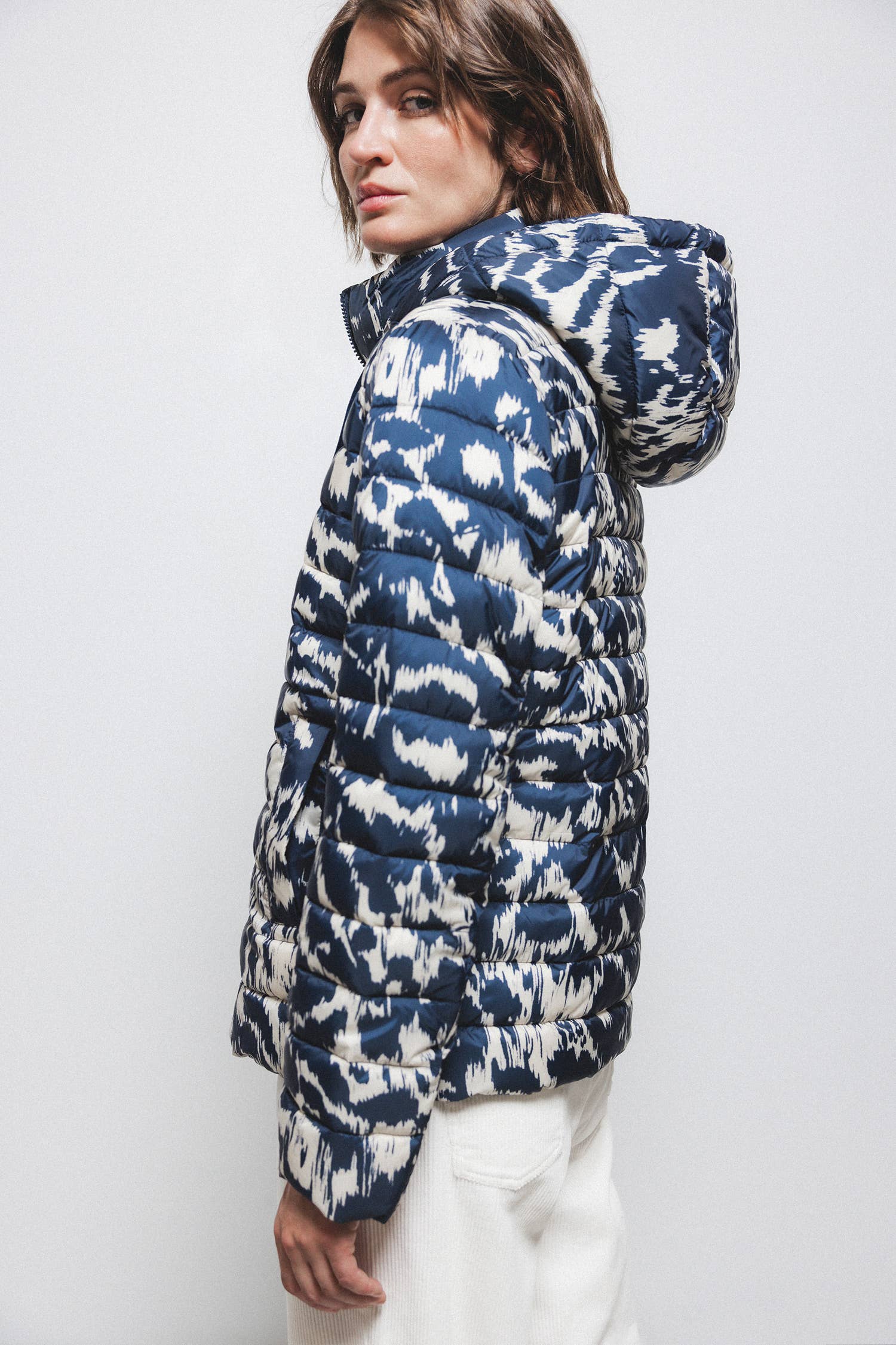 Lanidor - Steppjacke mit Kapuze in Blau-Creme - Winterjacke im modernen Ikat Design