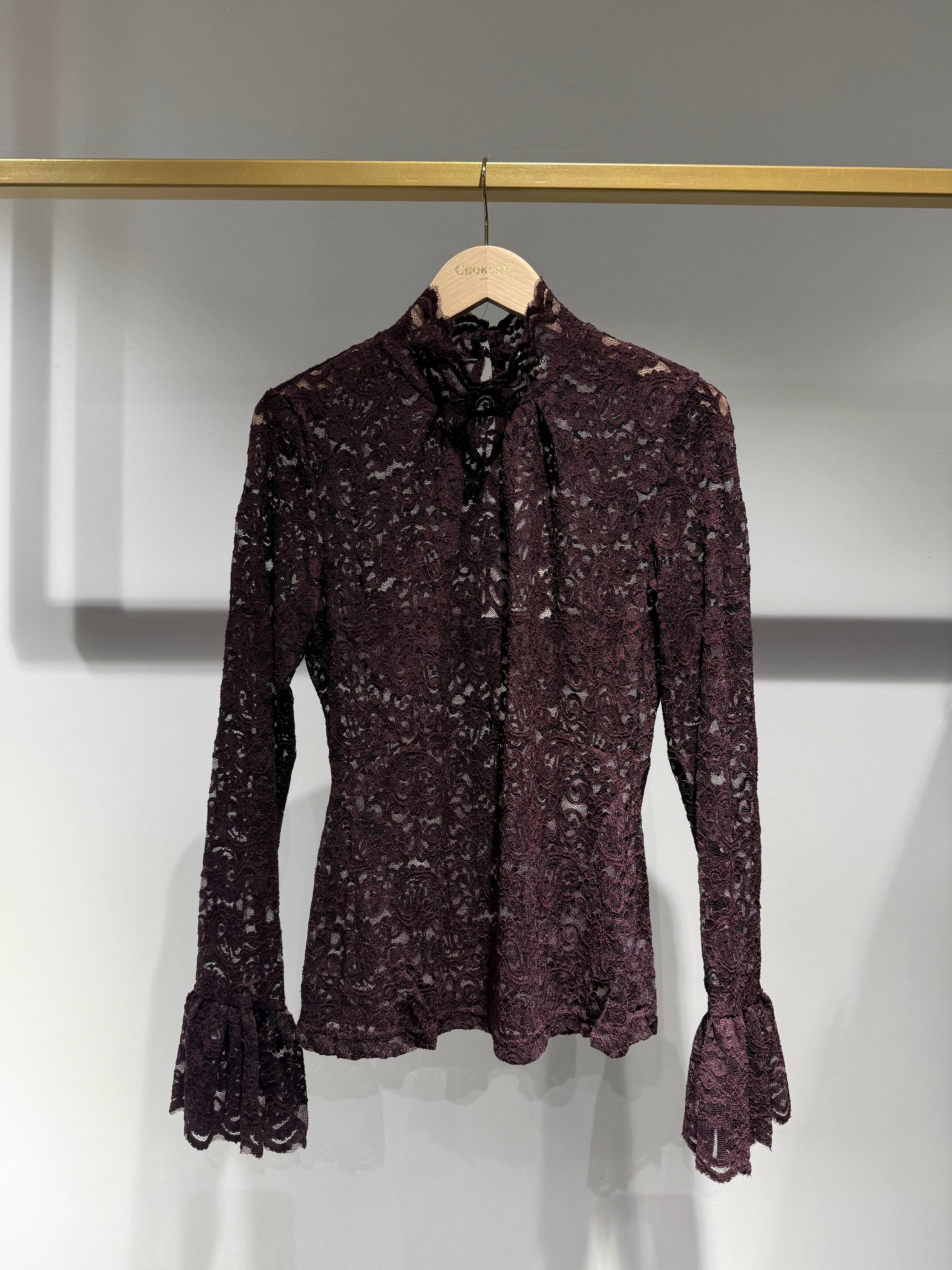 Choklate Paris Spitzenbluse „Caroline“ mit Stehkragen – Prune/Pflaume