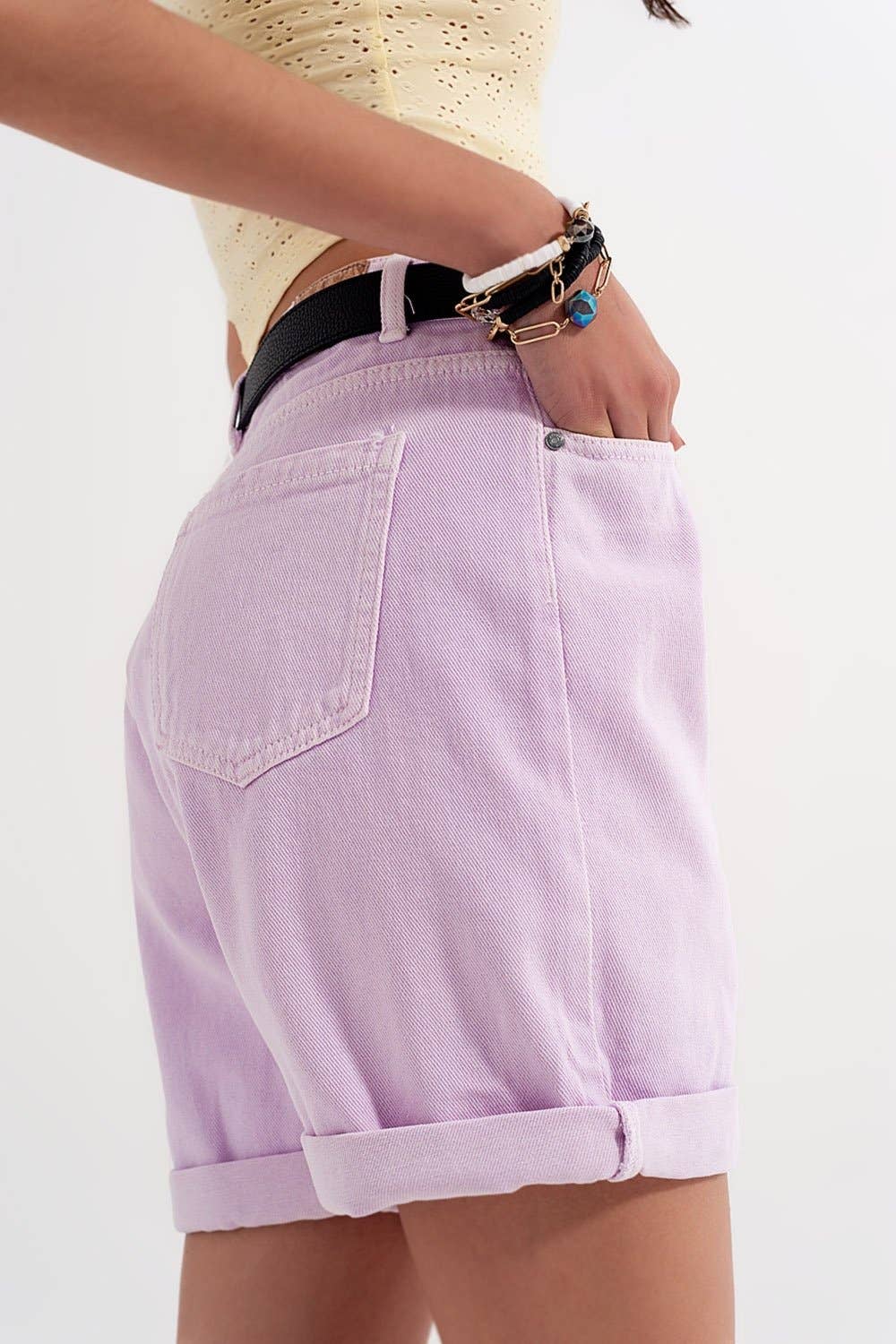 Q2 Denim-Mom-Shorts in Lila Violett | Hohe Taille & Mom-Fit | Coloured Denim