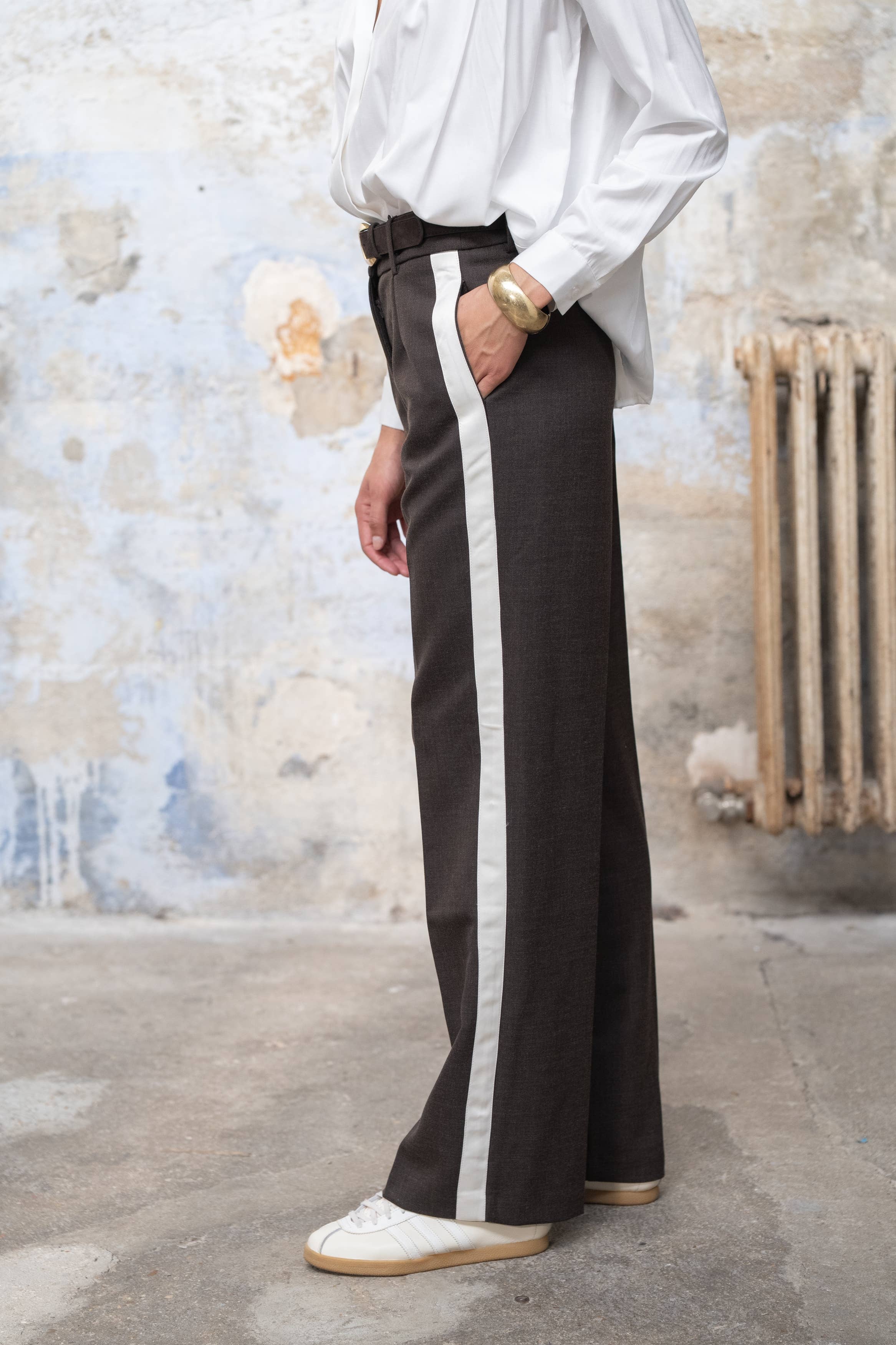 Lulumary Hose mit weißem Seitenstreifen Kaffeebraun