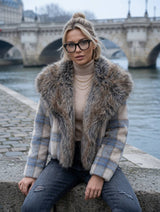 Cherry Paris Jacke Aeryn mit Karomuster und Kunstfellkragen Beige