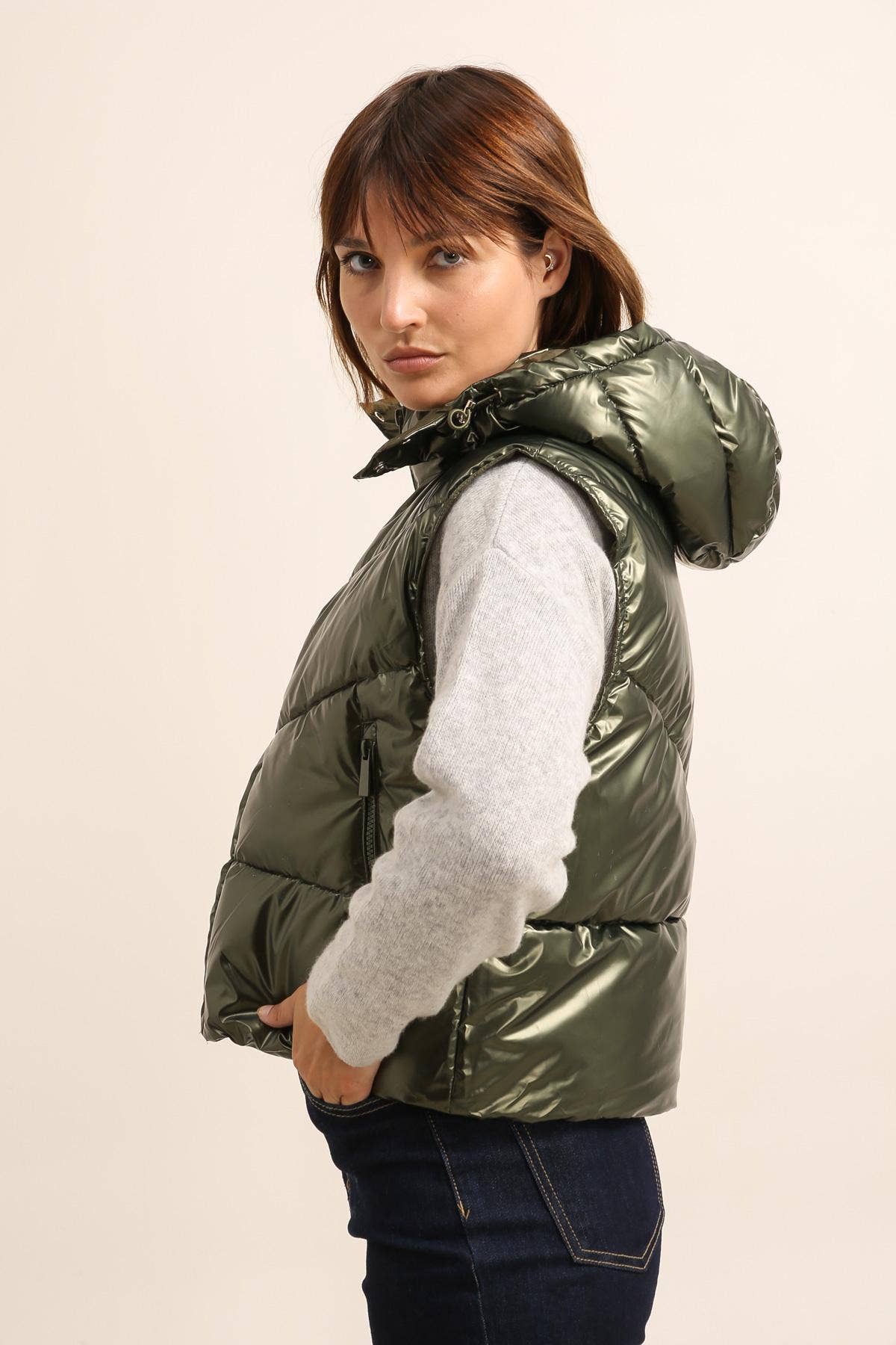 Attrait Paris kurze Metallic-Steppweste mit Kapuze Khaki