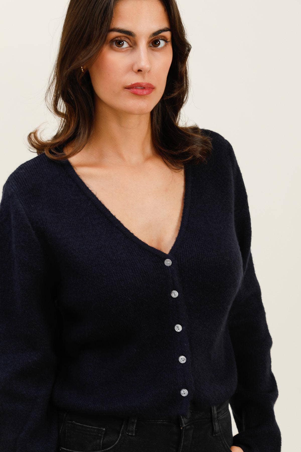 Cardigan "Mila" in Schwarz mit Perlmuttknöpfen - Choklate Paris