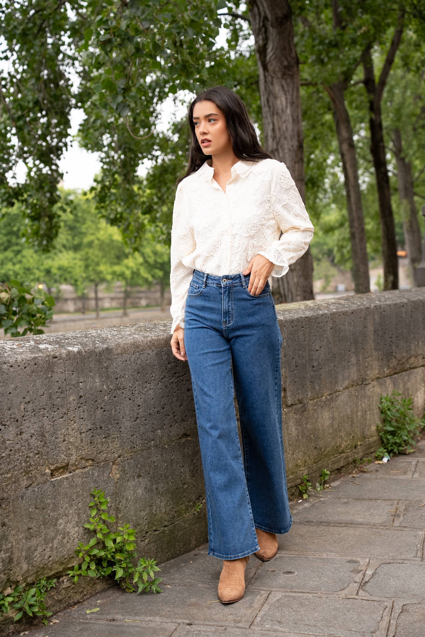 Choklate Paris Spitzenbluse "Adelaïde" mit Rüschenkragen - Ecru