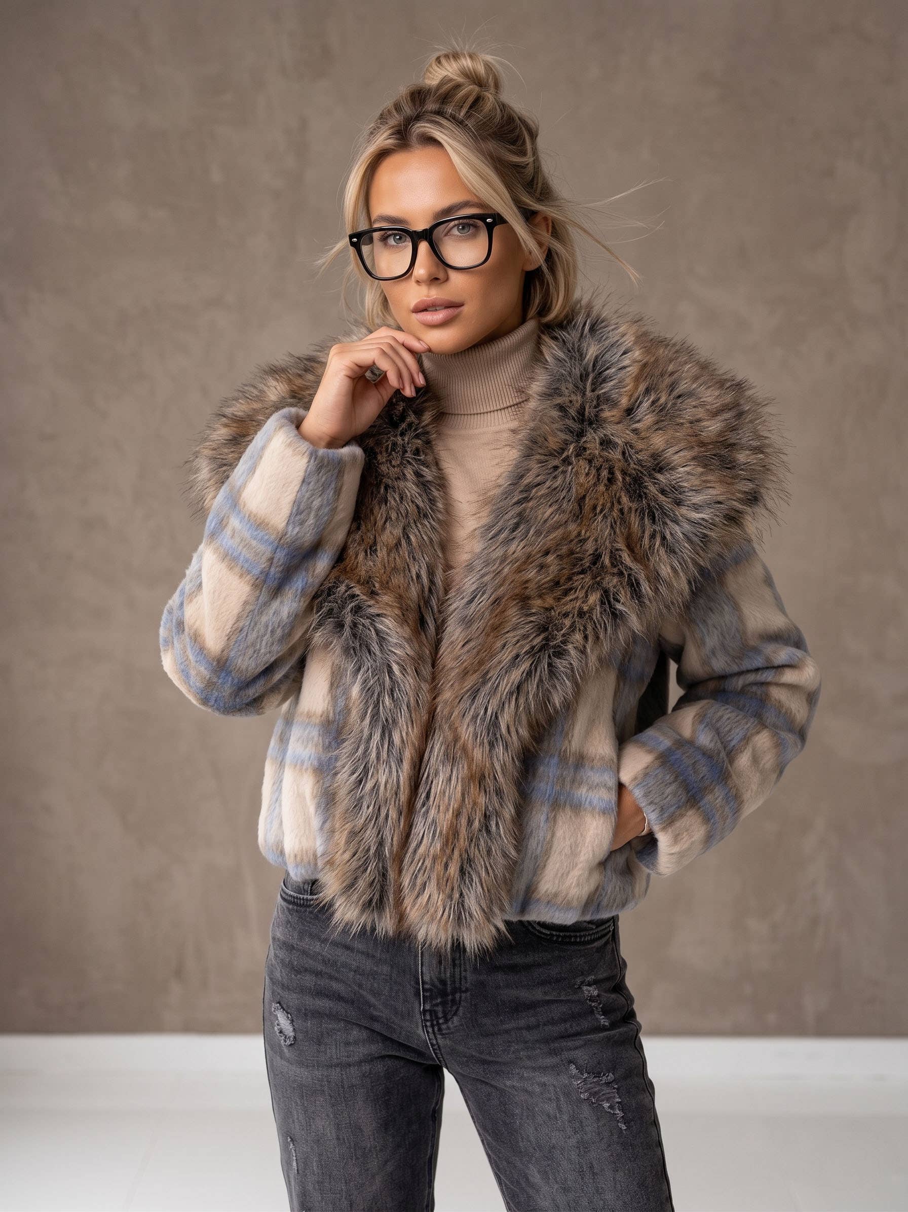 Cherry Paris Jacke Aeryn mit Karomuster und Kunstfellkragen Beige