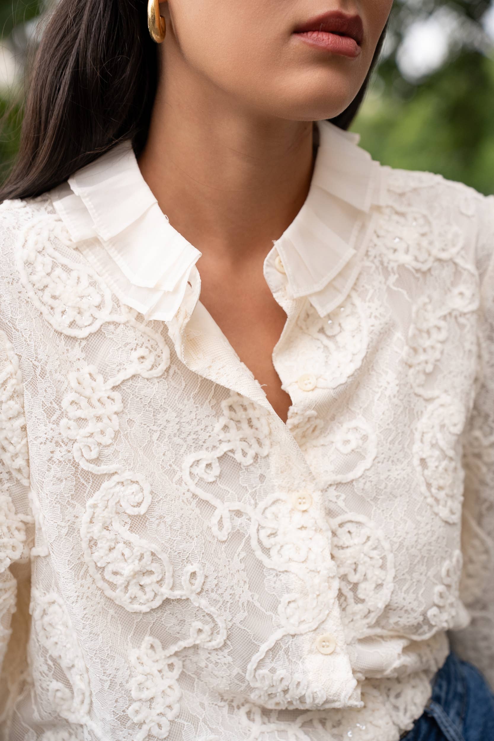 Choklate Paris Spitzenbluse "Adelaïde" mit Rüschenkragen - Ecru