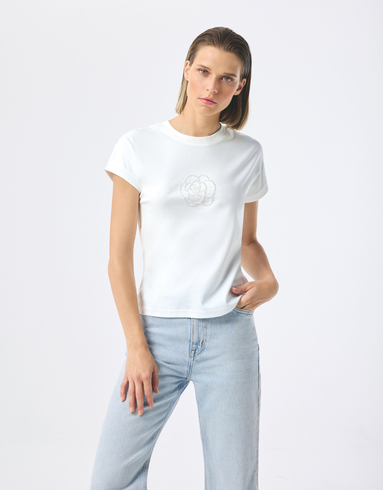 Leo & Ugo - T-Shirt "Carolina" in cremigem Weiß - Mit floralem Glitzerperlen-Design