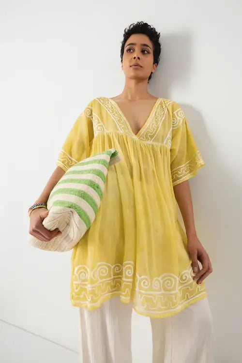 Gelbes Tunika-Kleid aus 100% Baumwolle mit Stickerei - Boho-Sommerlook von Lanidor