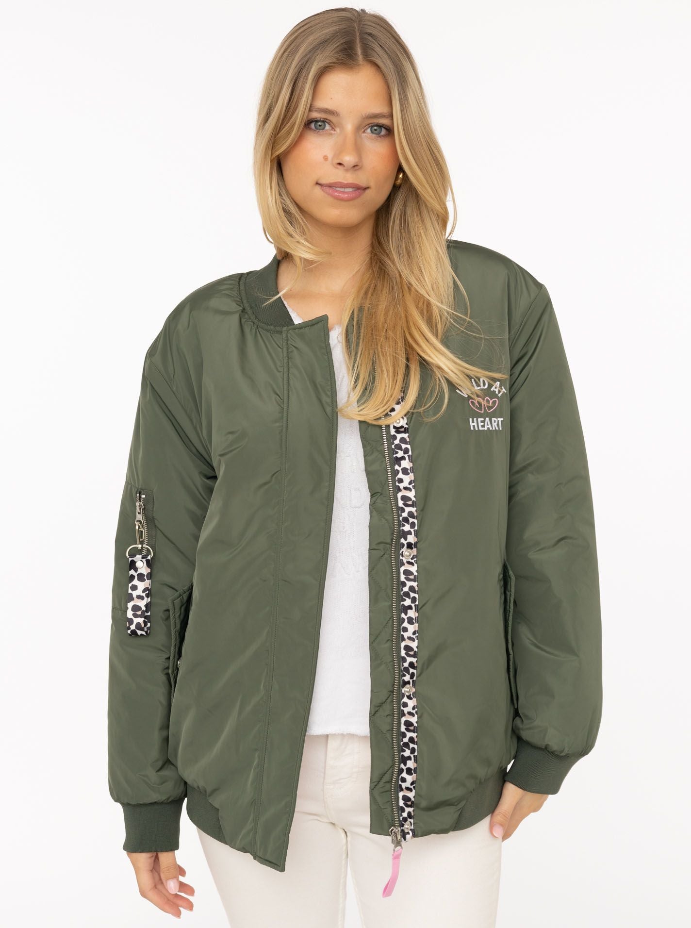Zwillingsherz Bomberjacke "Wild at Heart" Olive - Statement-Jacke mit Leo-Print