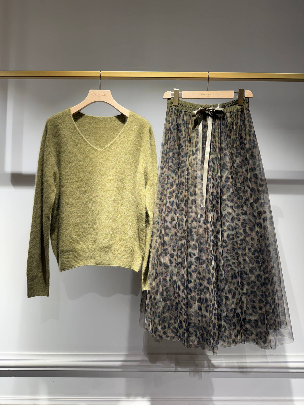 Choklate Paris - Olive-Grüner Pullover mit V-Ausschnitt