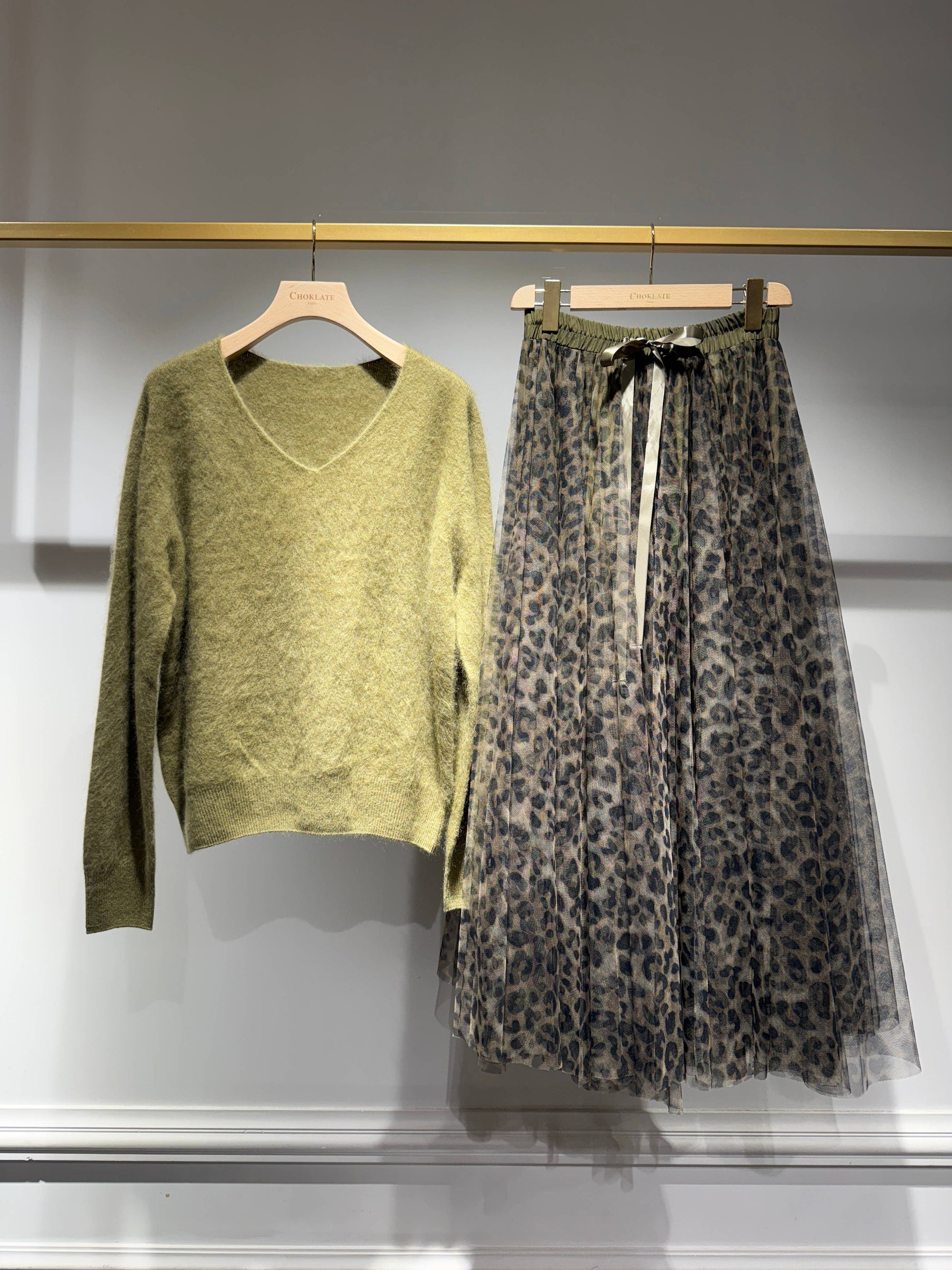 Choklate Paris - Olive-Grüner Pullover mit V-Ausschnitt