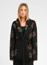 AN’GE Paris NAMALIA lange Jacquard-Strickjacke Schwarz mit Blumen und Gürtel
