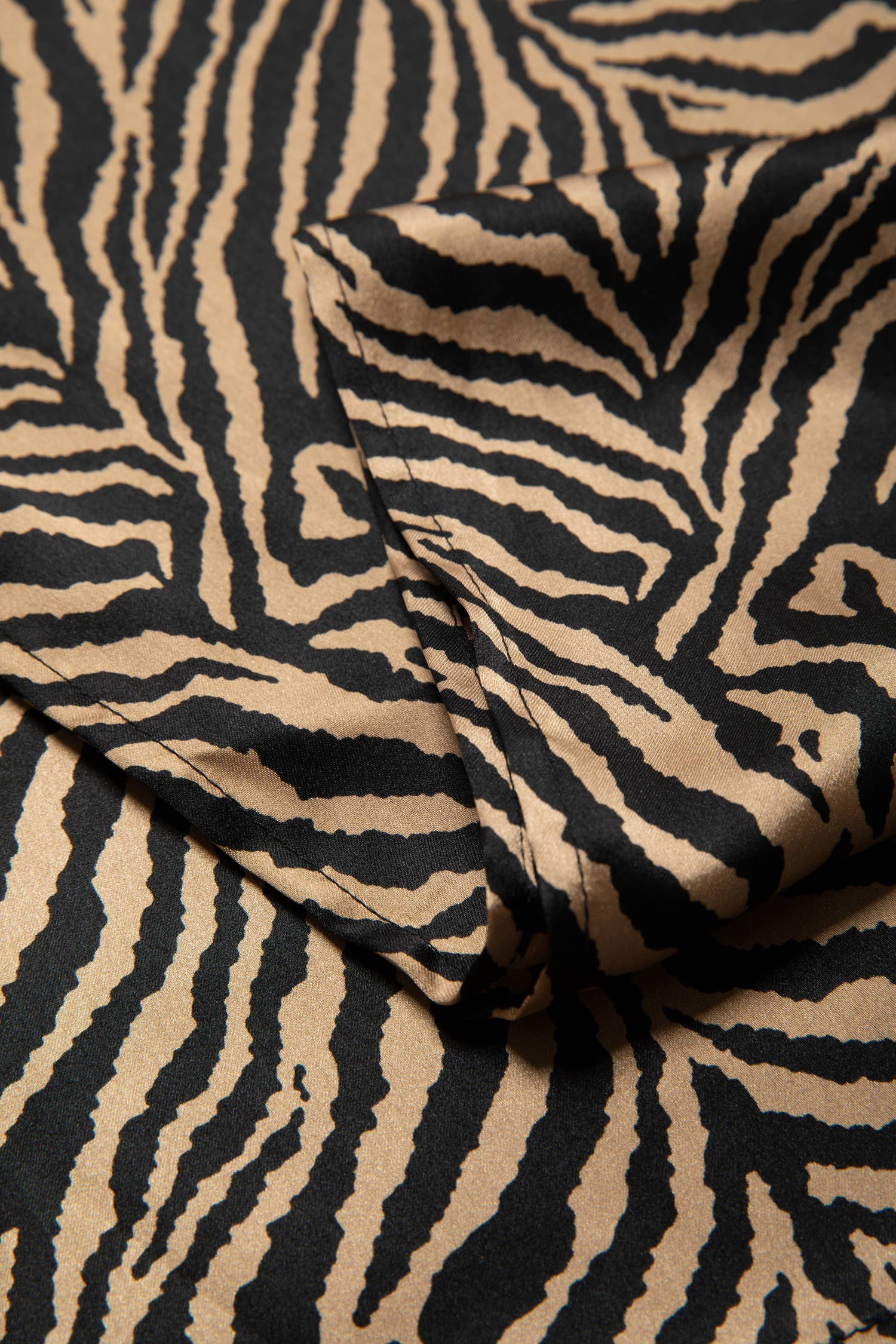 Lanidor Satinschal mit Zebramuster in Camel Schwarz