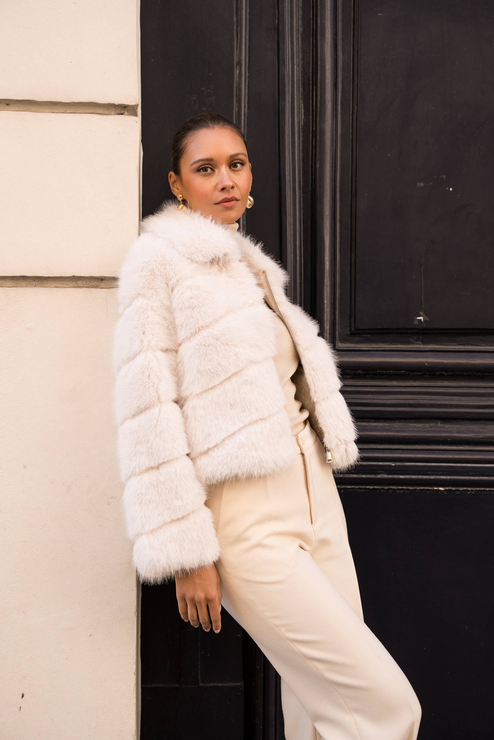 Attentif Paris Kunstfell-Jacke Beige – Langhaarig & schräg gestreift