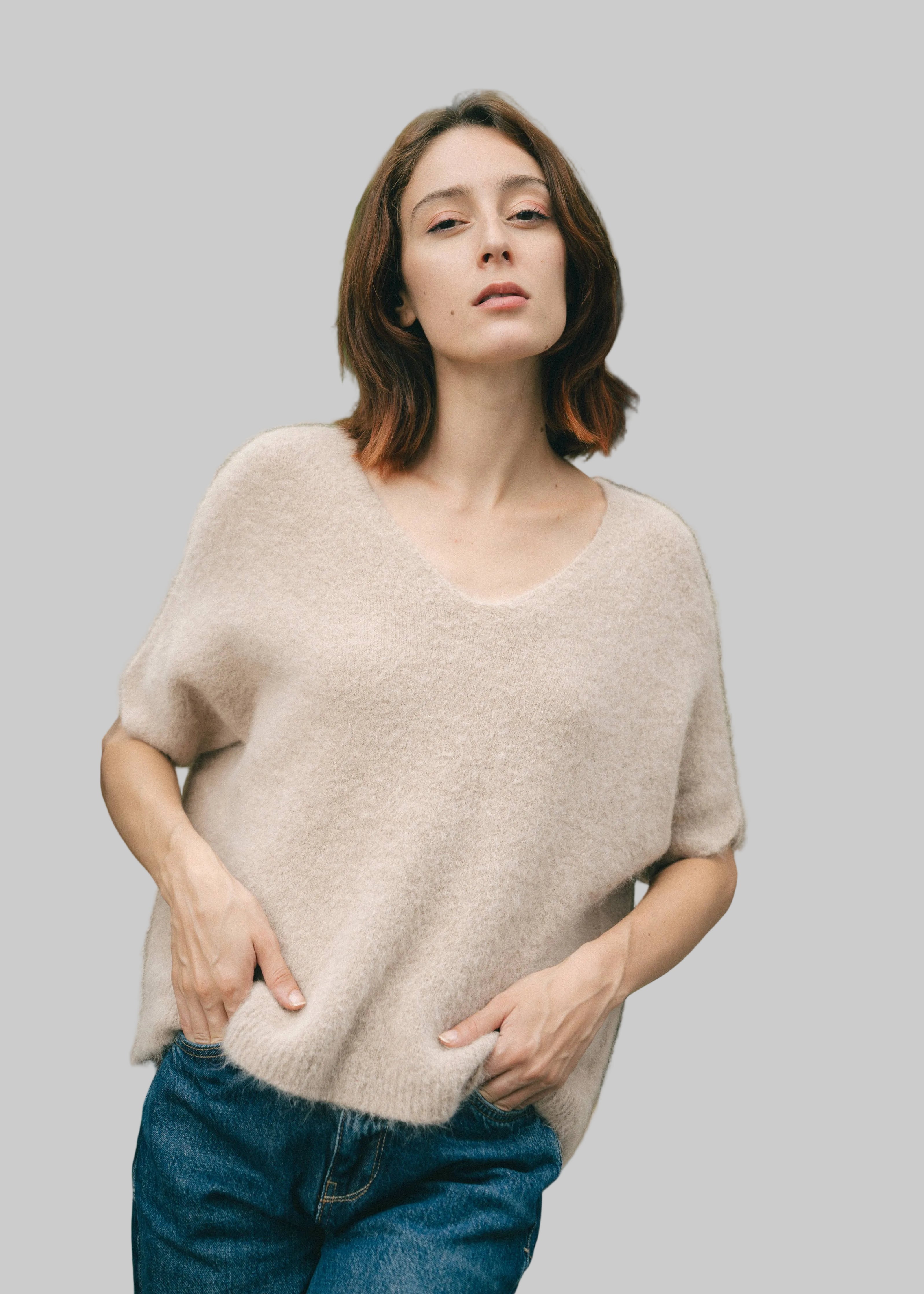 Julia Paris - Pullover aus Baby-Alpaka-Mix mit V-Ausschnitt in Beige - Kurzarm-Pullover