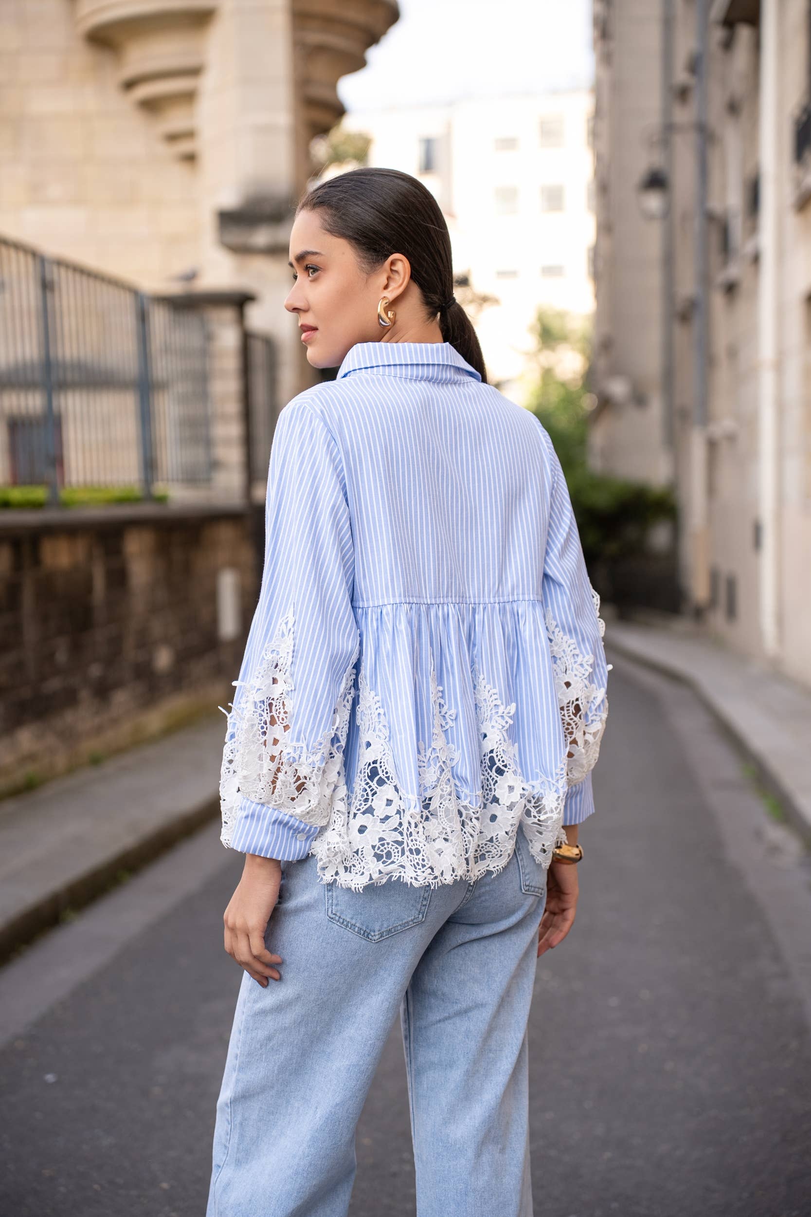 Choklate Paris Aimie Baumwollbluse mit Guipurespitze - Streifen Hellblau/Weiß