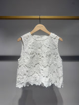 Choklate Paris Crop-Top mit 3D-Blumenstickerei in Weiß