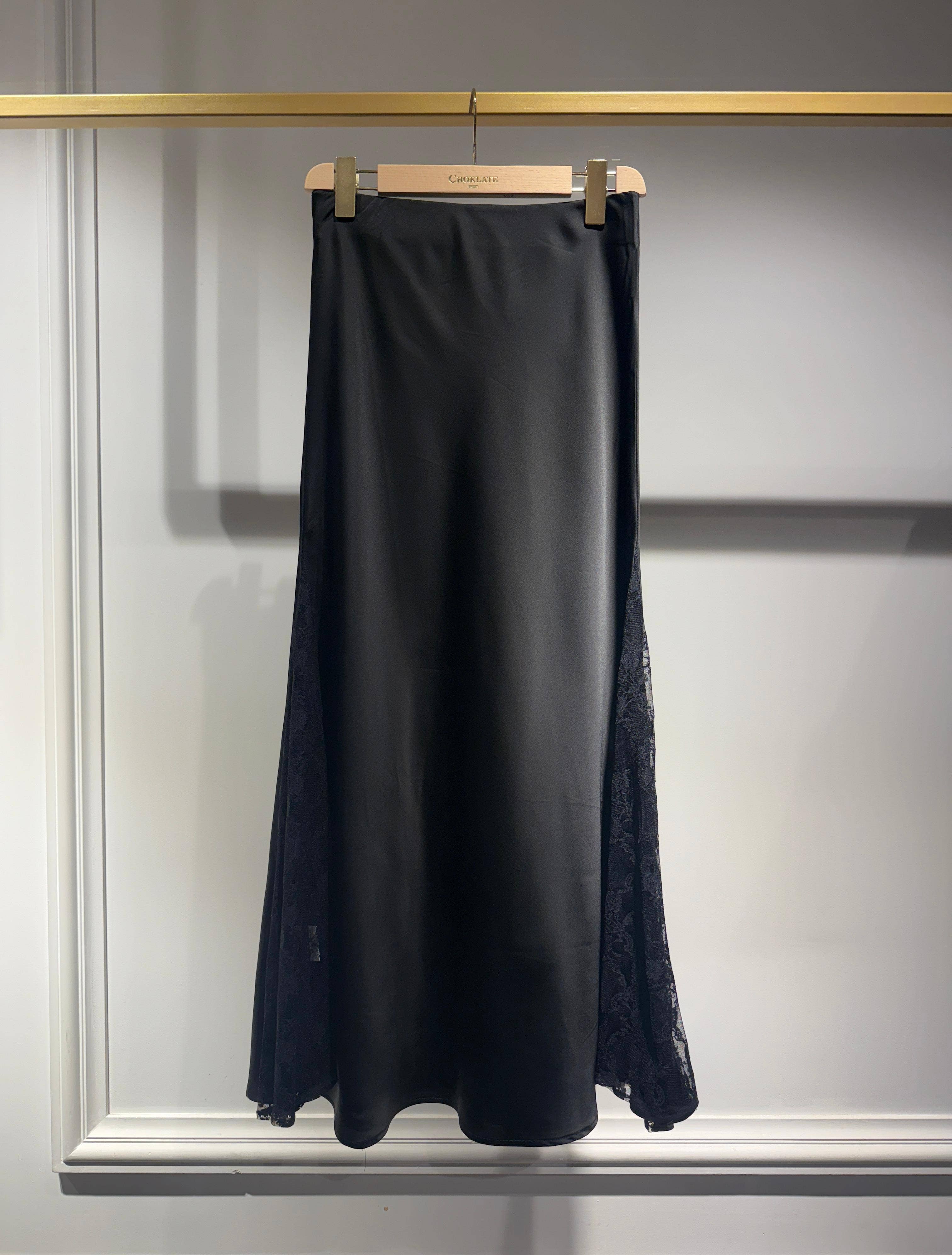 Choklate Paris - Schwarzer Satinrock mit seitlichem Spitzeneinsatz - Elegant & Feminin