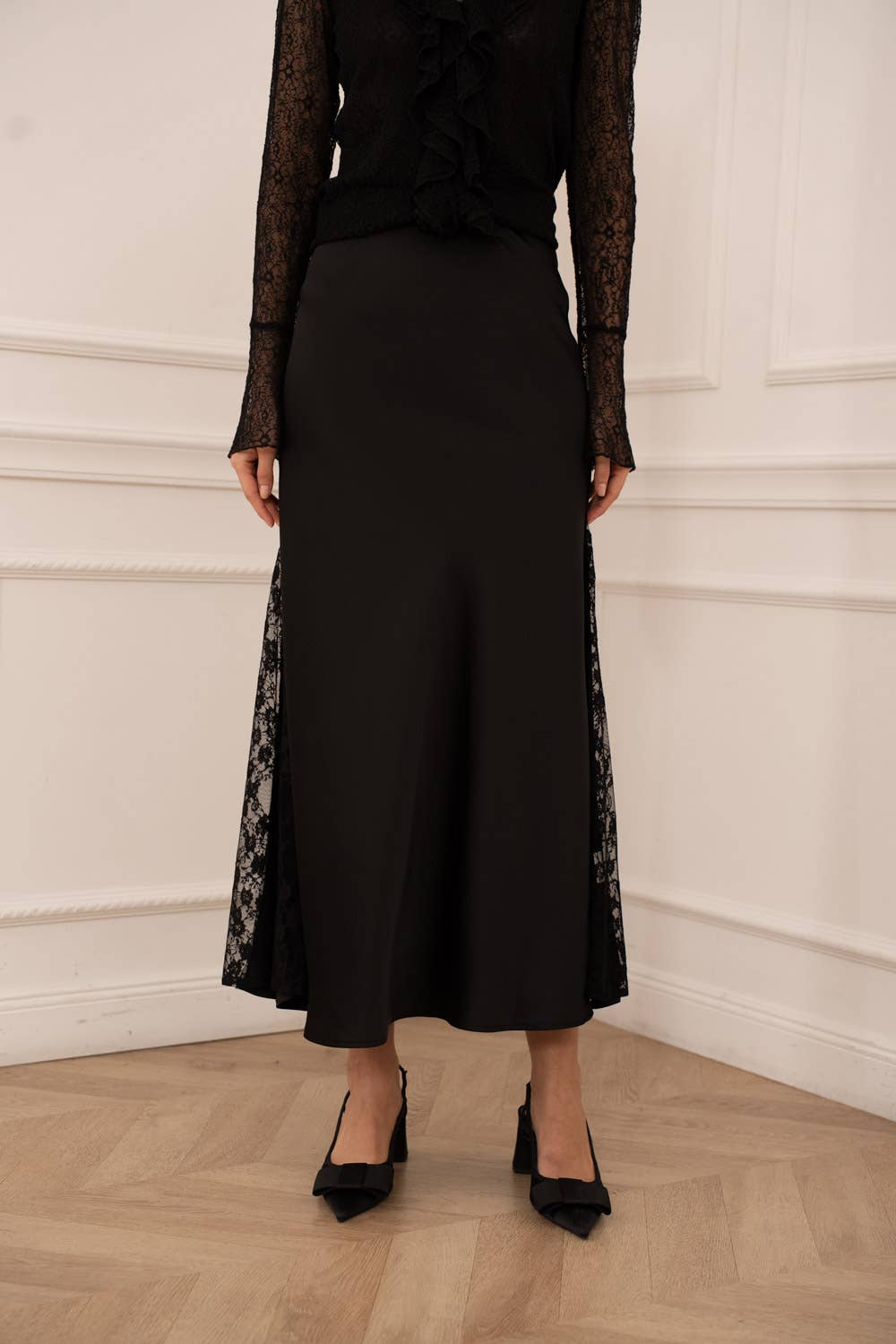 Choklate Paris - Schwarzer Satinrock mit seitlichem Spitzeneinsatz - Elegant & Feminin