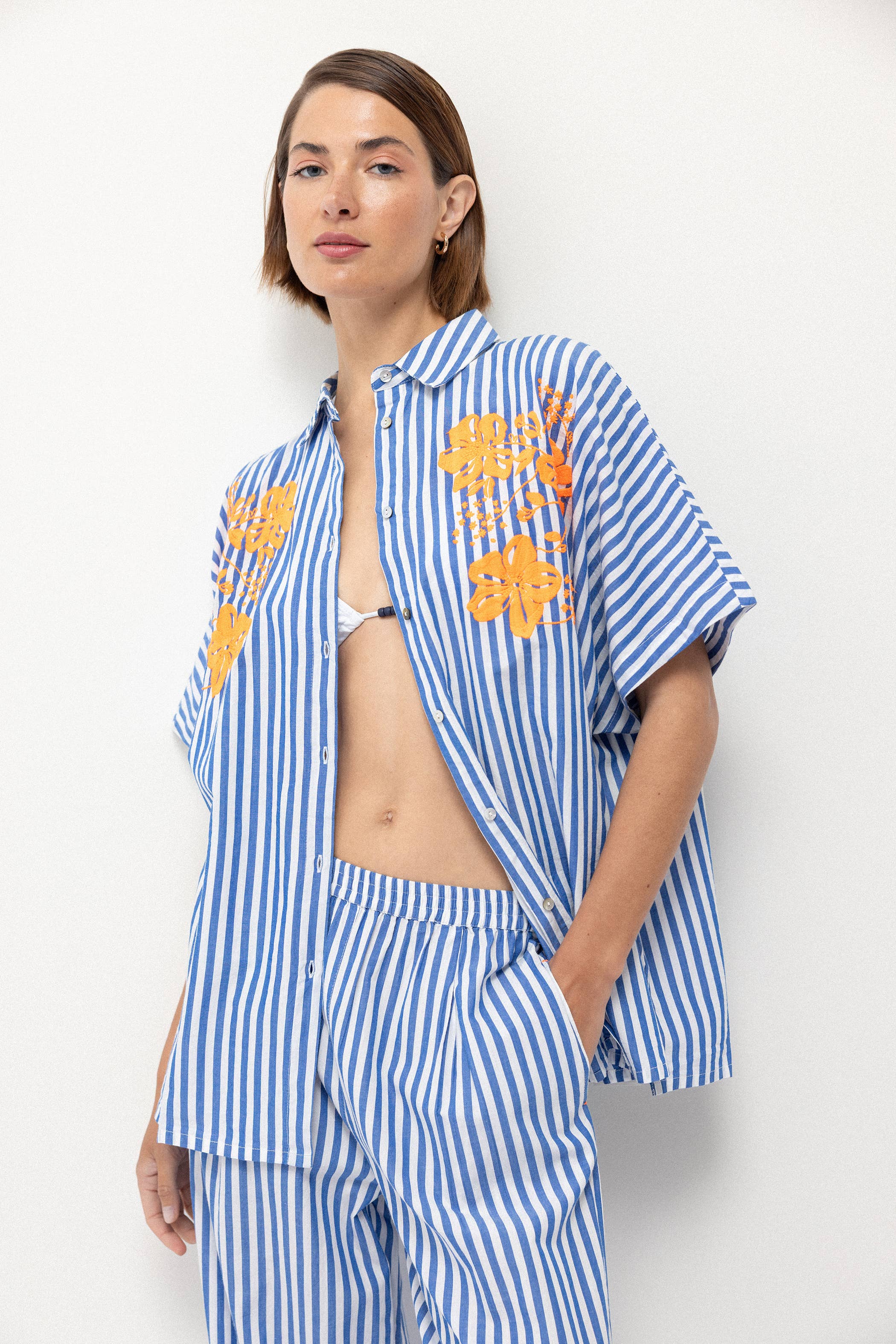 Lanidor Hemdbluse Gestreift mit Blumenstickerei Blau Weiß